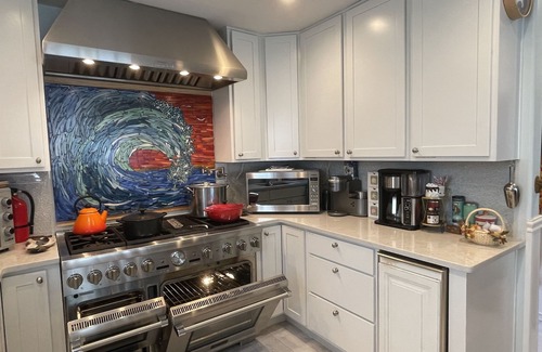 North Beach Haven House | 5 BRs w/Gourmet Kitchen & HotTub. Steps to Beach