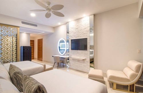 Cabo San Lucas Resort | 5 Diamond Resort 2 Queen Beds