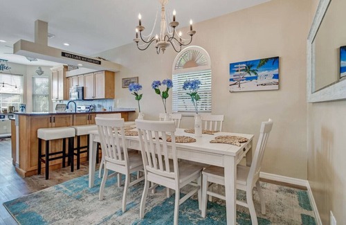 Central Naples House | 5* Florida living. Stylish & tranquil pool home in Briarwood