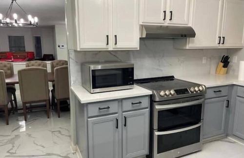 North San Antonio - SAT House | 5 king beds 155” 10 seat theater room & pool table