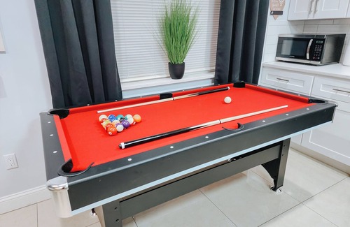Center City Apartment | 5 King Beds/2 Free Driveway Parking/Pool Table