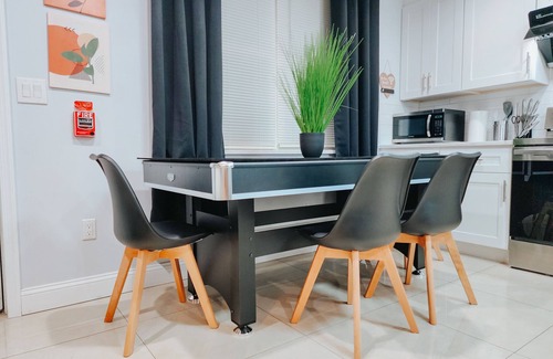 Center City Apartment | 5 King Beds/2 Free Driveway Parking/Pool Table