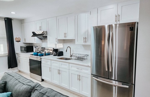 Center City Apartment | 5 King Beds/2 Free Driveway Parking/Pool Table