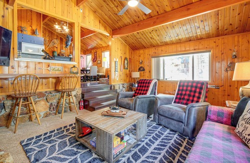 Sugarloaf Cabin | 5 Mi to Big Bear Lake: Pet-Friendly Gem Near Hikes