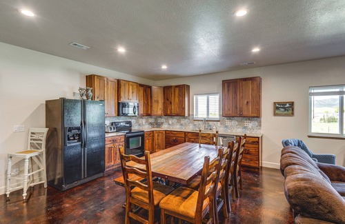 Swanlake Cabin | 5 Mi to Devil Creek Reservoir: Idaho Farmhouse!