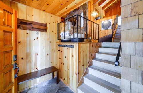 Truckee House | 5 Mi to Donner Lake Cabin with Deck and Pool Access!