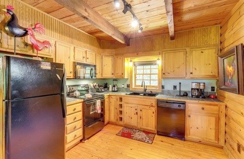 Asheville Cabin | 5 Mi to Dtwn Asheville: Tranquil Cabin Retreat!