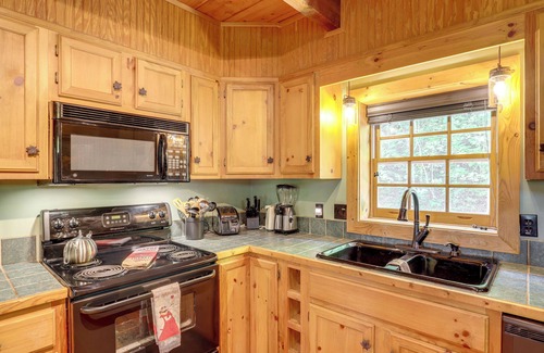 Asheville Cabin | 5 Mi to Dtwn Asheville: Tranquil Cabin Retreat!