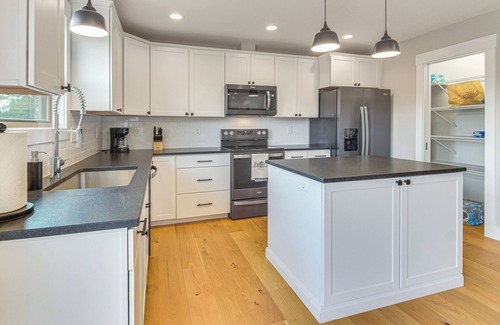 Weaverville House | 5 Mi to Dtwn, Stunning Views: Weaverville Retreat!