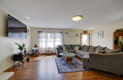 Waynesville House | 5 Mi to Dtwn Waynesville 4-Acre Group Getaway!