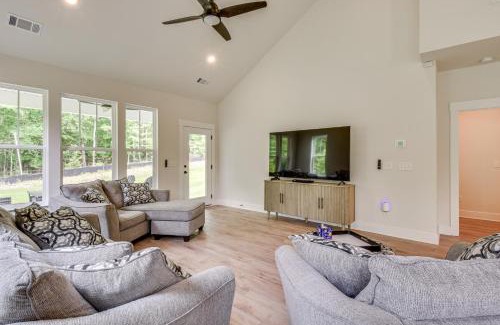 Central House | 5 Mi to Memorial Stadium and Beach Modern Townhome