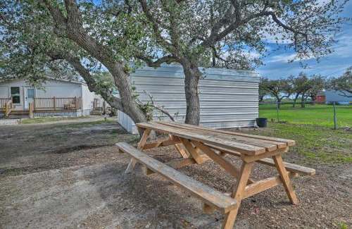 Rockport Apartment | 5 Mi to Rockport Beach Park Studio with Porch!