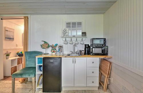 Rockport Apartment | 5 Mi to Rockport Beach Park Studio with Porch!