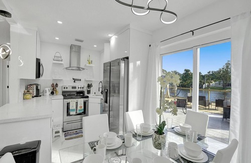 Hollywood House | 5 Min from Casino! Lakefront w/Pergola, King Bed, Washer & Dryer, $0 Clean Fee