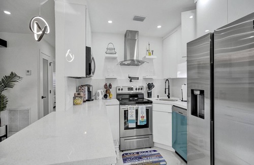 Hollywood House | 5 Min from Casino! Lakefront w/Pergola, King Bed, Washer & Dryer, $0 Clean Fee