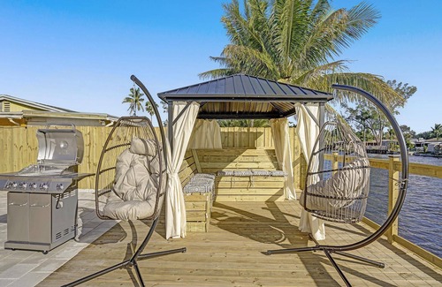 Hollywood House | 5 Min from Casino! Lakefront w/Pergola, King Bed, Washer & Dryer, $0 Clean Fee