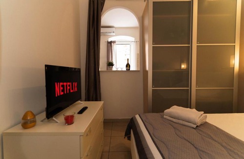 Santa Maria Apartment | [5 Min. Mare - Castello Normanno] Wi-Fi & Netflix *****