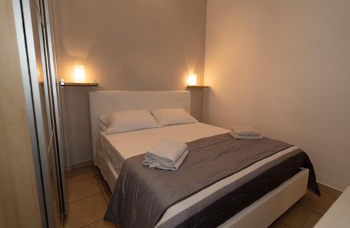 Santa Maria Apartment | [5 Min. Mare - Castello Normanno] Wi-Fi & Netflix *****