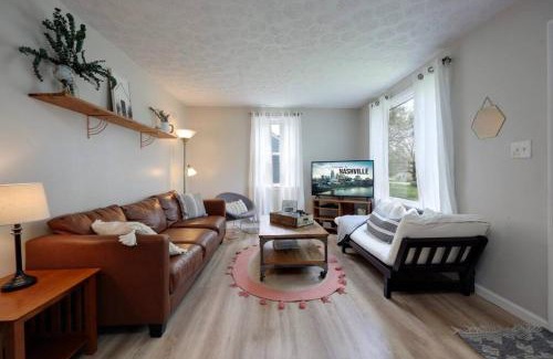 Nashville House | 5 Min to Airport Pet Friendly Fire pit Fenced Yard