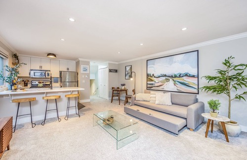 Moss Bay Condo | 5 min to beach and downtown Kirkland - Cozy 1 bedroom boutique condo