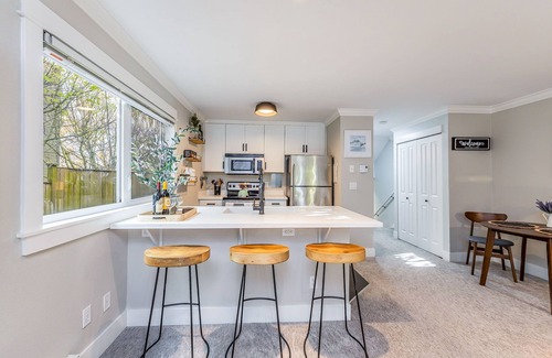 Moss Bay Condo | 5 min to beach and downtown Kirkland - Cozy 1 bedroom boutique condo