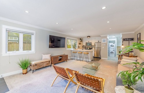 Moss Bay Condo | 5 min to beach and downtown Kirkland - Cozy 1 bedroom boutique condo