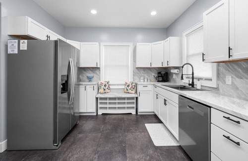 Davenport Apartment | 5 Min to DT *Beautiful 1923 Craftsman* 6 Beds+Desk