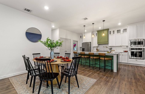 Denver Heights House | 5 Min to DT : Modern+Cowboy Pool + Outdoor Projector