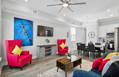 Tulane - Gravier House | 5 Min to FQ | Stylish 5BR | Outdoor Seating & Park