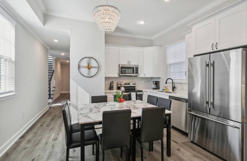 Tulane - Gravier House | 5 Min to FQ | Stylish 5BR | Outdoor Seating & Park