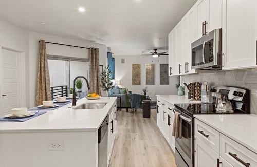 Desert View Village Apartment | 5 Min to Golf 》King Bed》Barrett Jackson》Parking