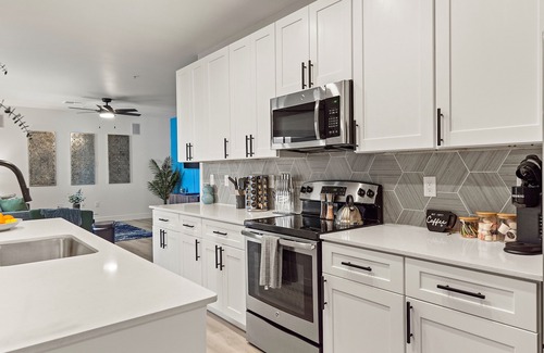 Desert View Village Apartment | 5 Min to Golf 》King Bed》Barrett Jackson》Parking