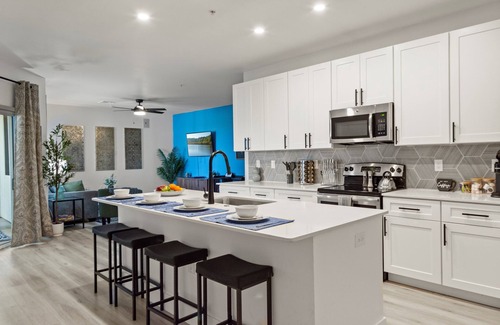 Desert View Village Apartment | 5 Min to Golf 》King Bed》Barrett Jackson》Parking