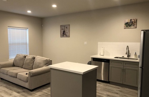 Southeast Houston House | 5 min to The Medical Center. Family sized with private backyard