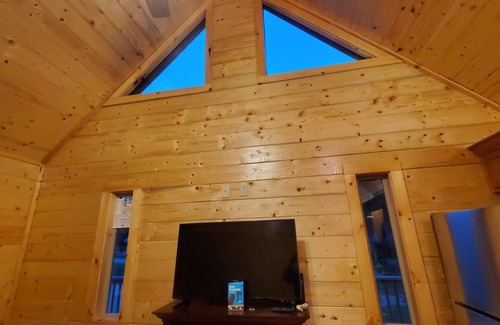 Bryson City Cabin | 5 min to train/downtown. 1 min to GSMNP. Hot tub. Right next to Deep Creek