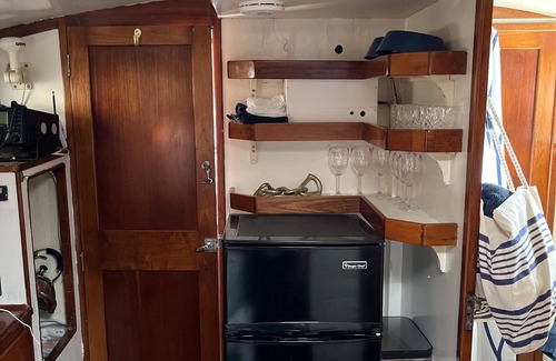 North Carolina Coast Boat Rental | 5 min walk to beach! Perfect for Families!Cheoy Lee Sailboat stay!Dog friendly!