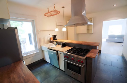 Niagara Falls House | 5-Min Walk to Falls | Parking | Historic 3BR