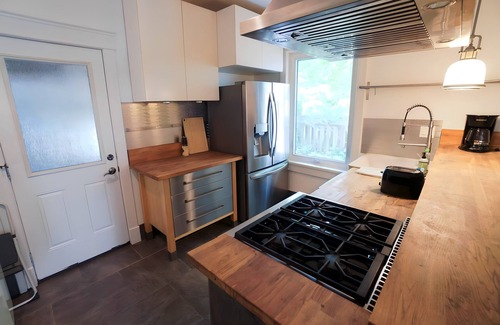 Niagara Falls House | 5-Min Walk to Falls | Parking | Historic 3BR
