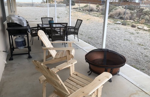 Joshua Tree House | 5 Min Walk to Joshua Tree Village w/RV Parking& 15 Min Drive West Park Entrance