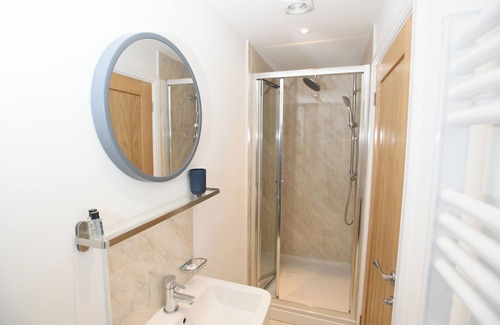 Lincoln House | 5 mins to buzzing city center 1 bed en-suite room king sized bed free toiletries