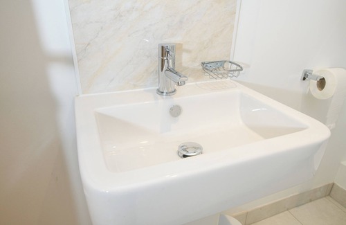 Lincoln House | 5 mins to buzzing city center 1 bed en-suite room king sized bed free toiletries