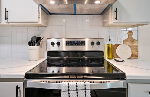 Veterans Park House | 5 Mins to downtown - game-room and fire-pit and fenced yard