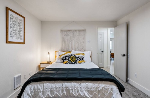 Veterans Park House | 5 Mins to downtown - game-room and fire-pit and fenced yard