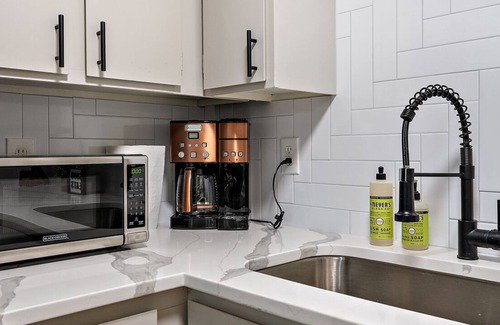 Veterans Park House | 5 Mins to downtown - game-room and fire-pit and fenced yard