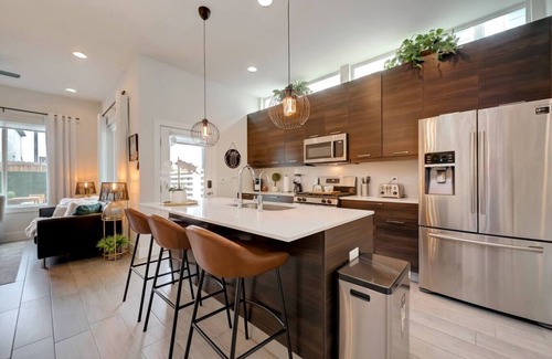 Northside Apartment | 5 mins to Downtown/Tesla Charger/Sleeps 6/4 Beds