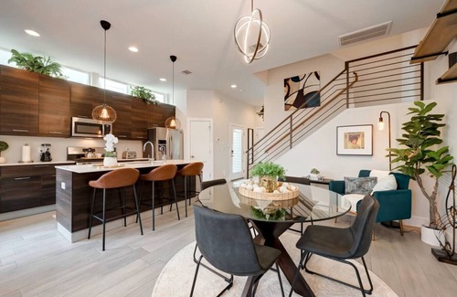 Northside Apartment | 5 mins to Downtown/Tesla Charger/Sleeps 6/4 Beds