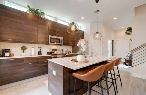 Northside Apartment | 5 mins to Downtown/Tesla Charger/Sleeps 6/4 Beds
