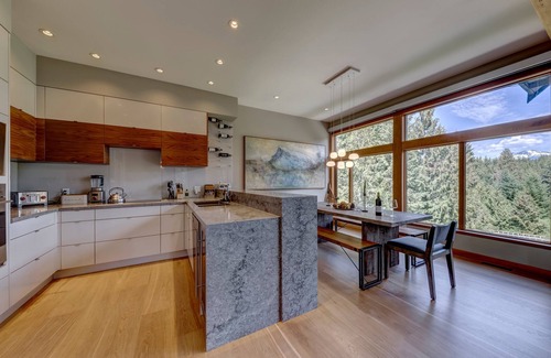 Blueberry Hill House | 5 Mins to Gondola, Golf Course, Mountain Views, Private Hot tub