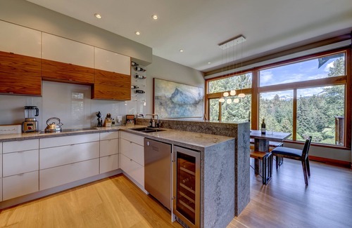 Blueberry Hill House | 5 Mins to Gondola, Golf Course, Mountain Views, Private Hot tub