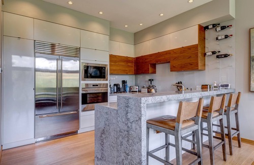 Blueberry Hill House | 5 Mins to Gondola, Golf Course, Mountain Views, Private Hot tub